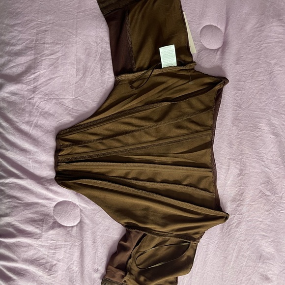 Selling a brown corset top, in the lower part of the corset it does a V form - Picture 4 of 4